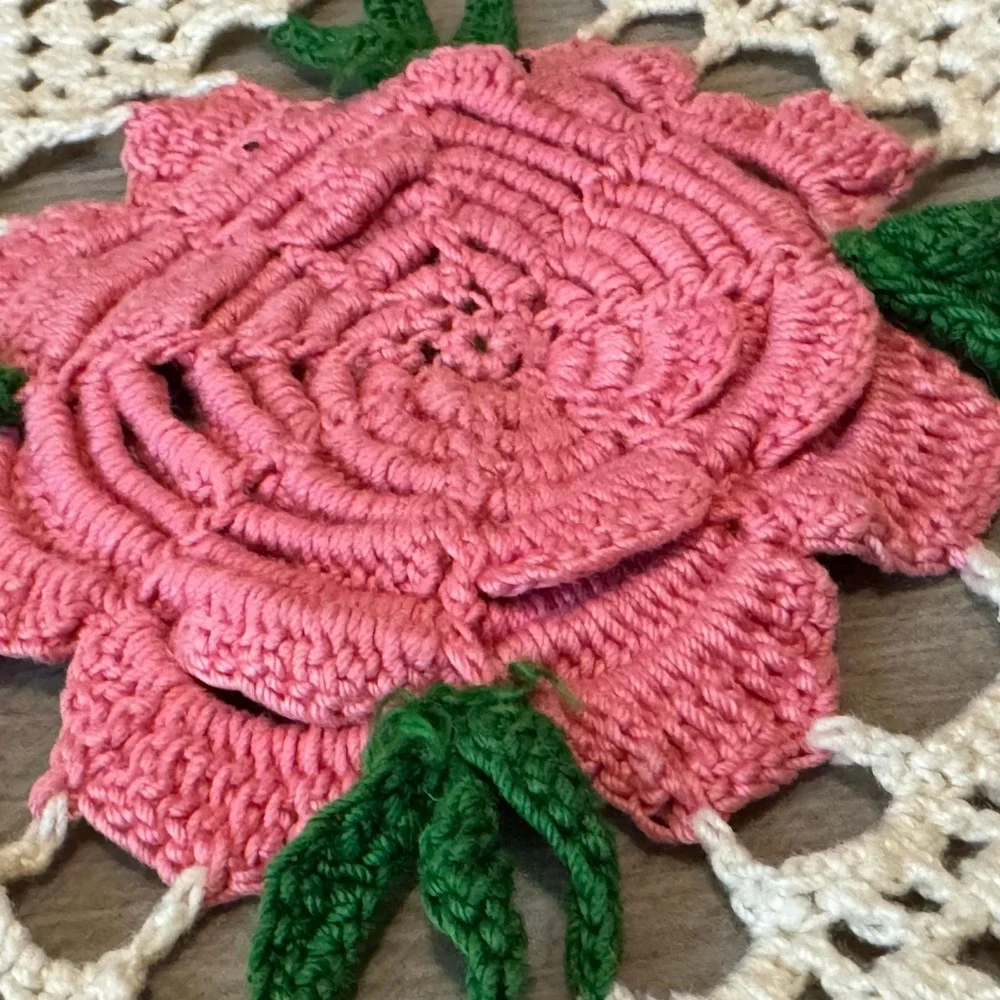 Handmade Crochet Doily‎ Pink Rose Green Leaf Scalloped Edge Table Decor